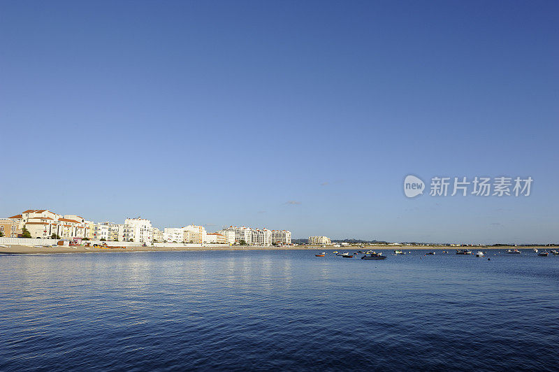 海岸线在S. Martinho do Porto，葡萄牙